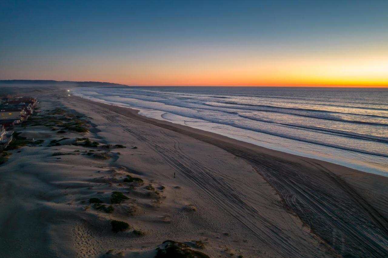 Steps To #Pismobeach With Poker, Foosball, Free Ev Charger, And Bikes Oceano Luaran gambar